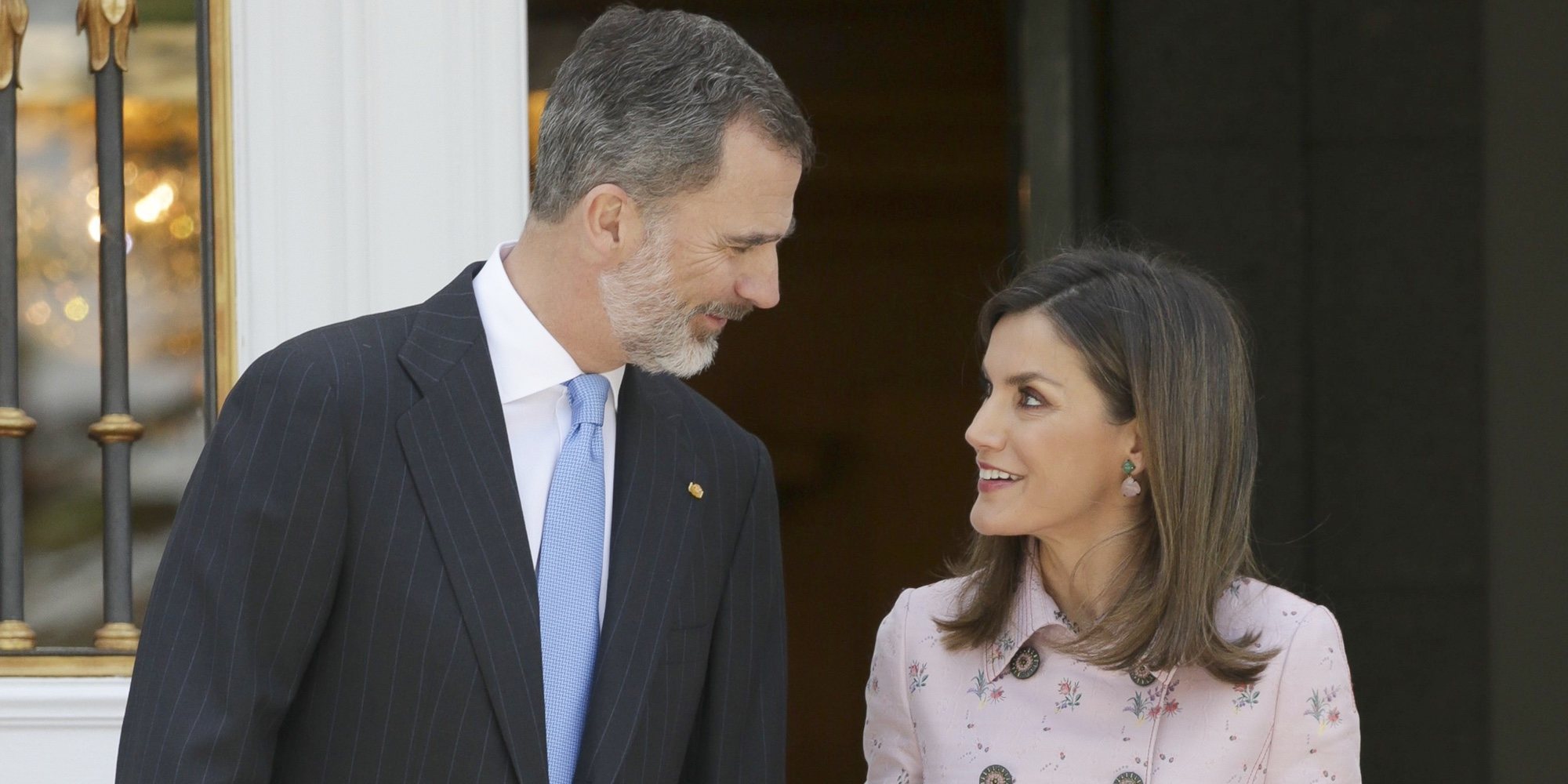 El detalle natural, espontáneo y romántico del Rey Felipe con la Reina Letizia