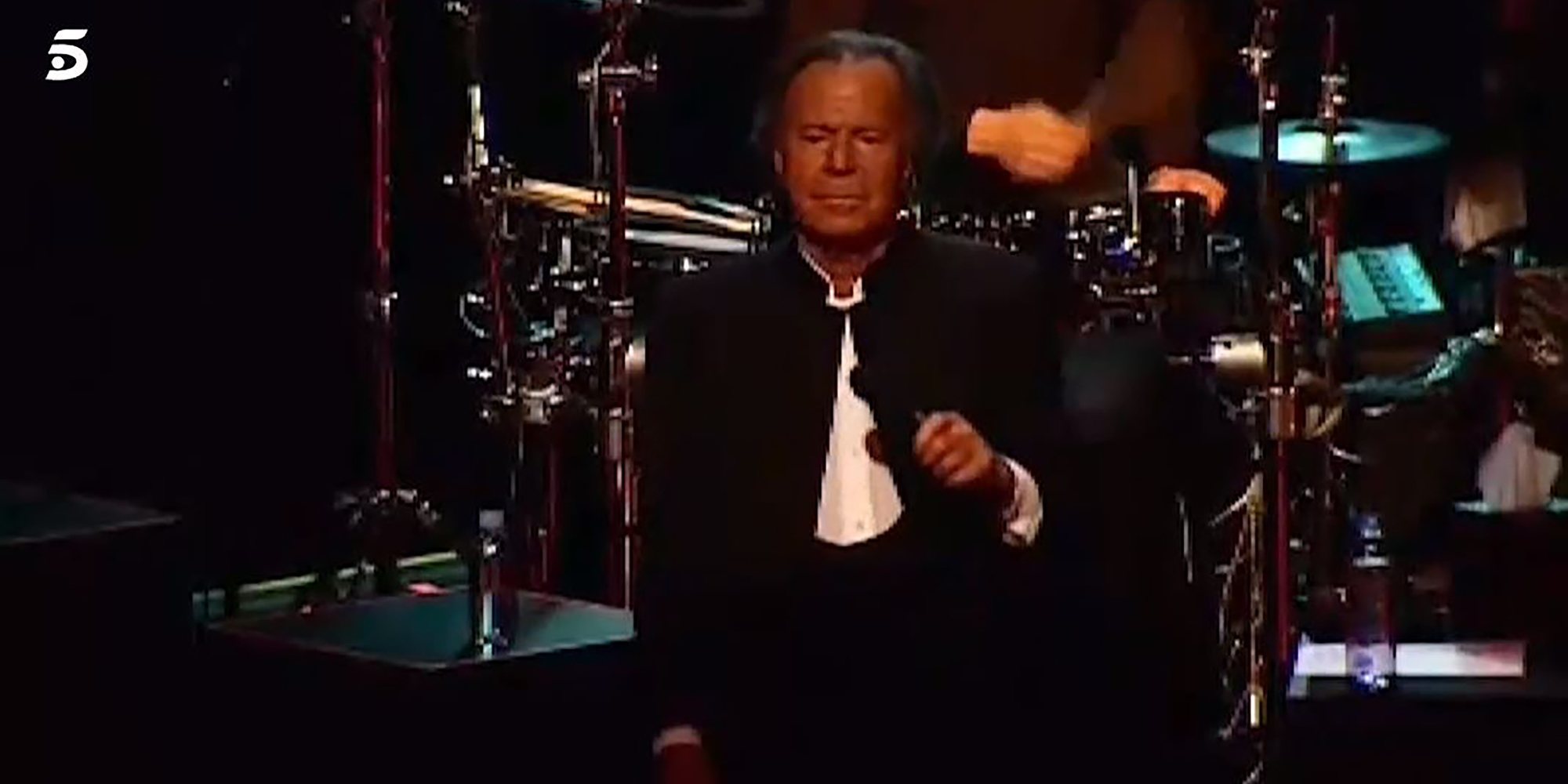 Caídas, mala acústica y pésima iluminación: Así fue el concierto de Julio Iglesias que enfureció a sus fans