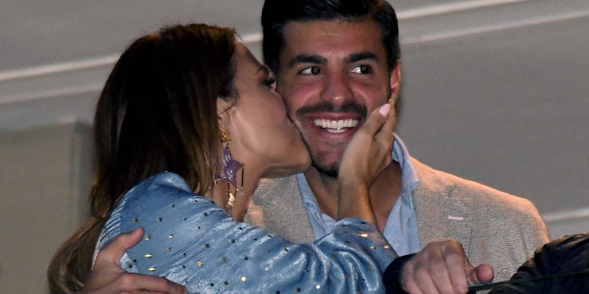 Paula Echevarría y Miguel Torres disfrutan de la Semana Santa de Málaga entre sonrisas y besos