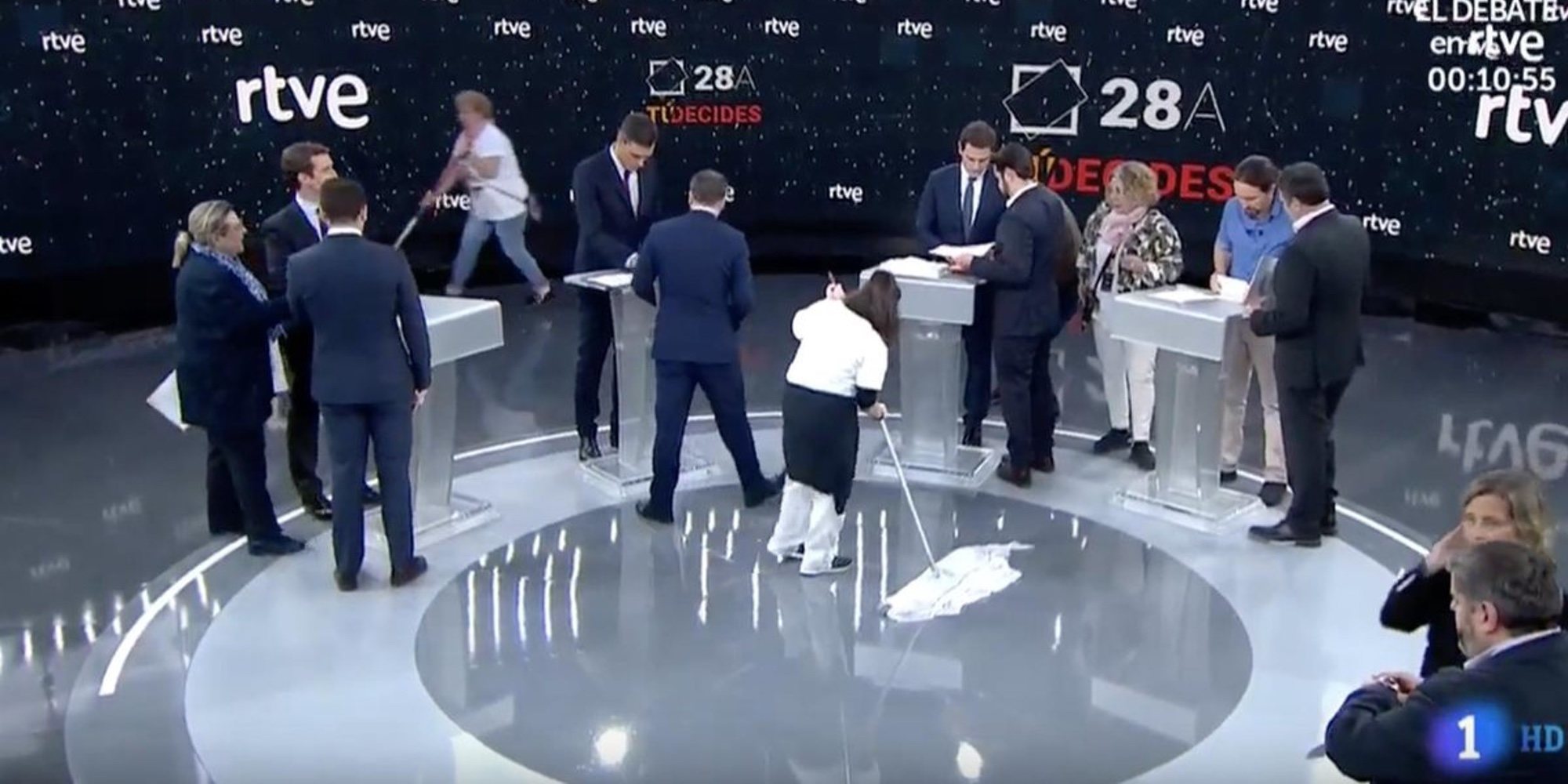 Indignación en el servicio de limpieza de RTVE por las limpiadoras que aparecieron momentos antes del debate