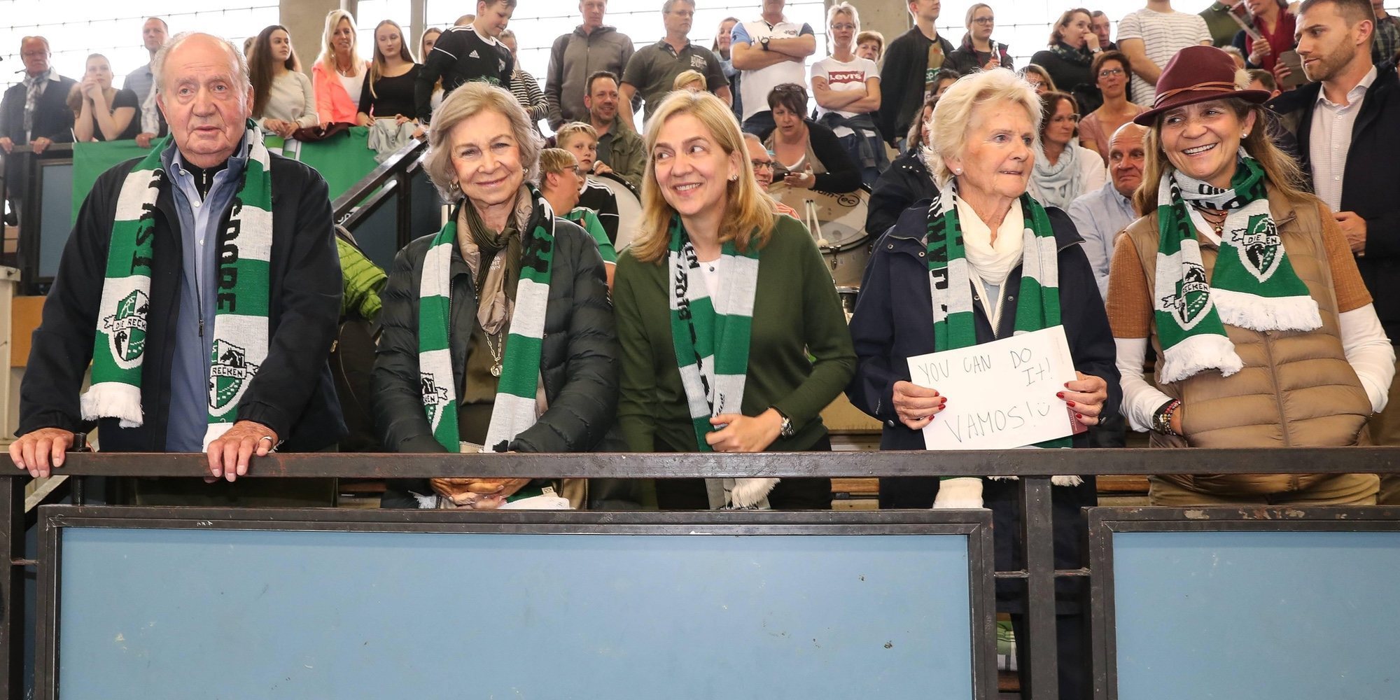 Los Reyes Juan Carlos y Sofía, las Infantas Elena y Cristina y Claire Liebaert animan a Pablo Urdangarin en el balonmano