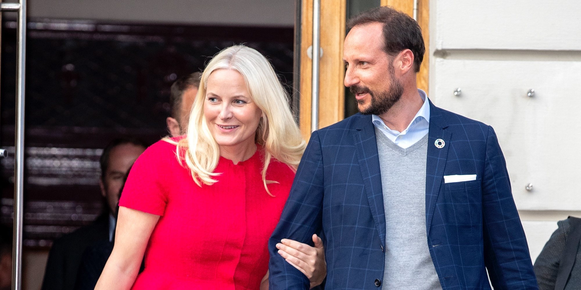 Mette-Marit vuelve a la agenda oficial y presume de amor con Hakoon de Noruega para desmentir rumores