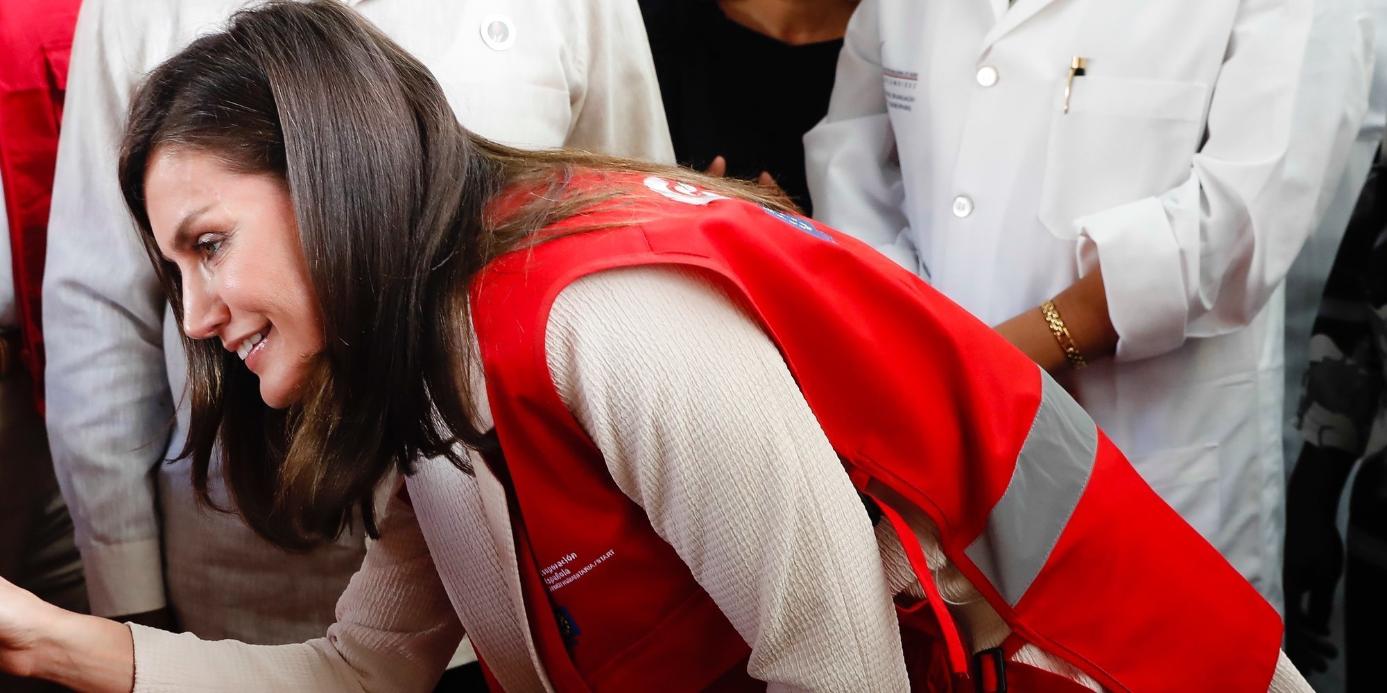 La Reina Letizia, muy comprometida con la investigación de la malaria en su viaje de cooperación a Mozambique