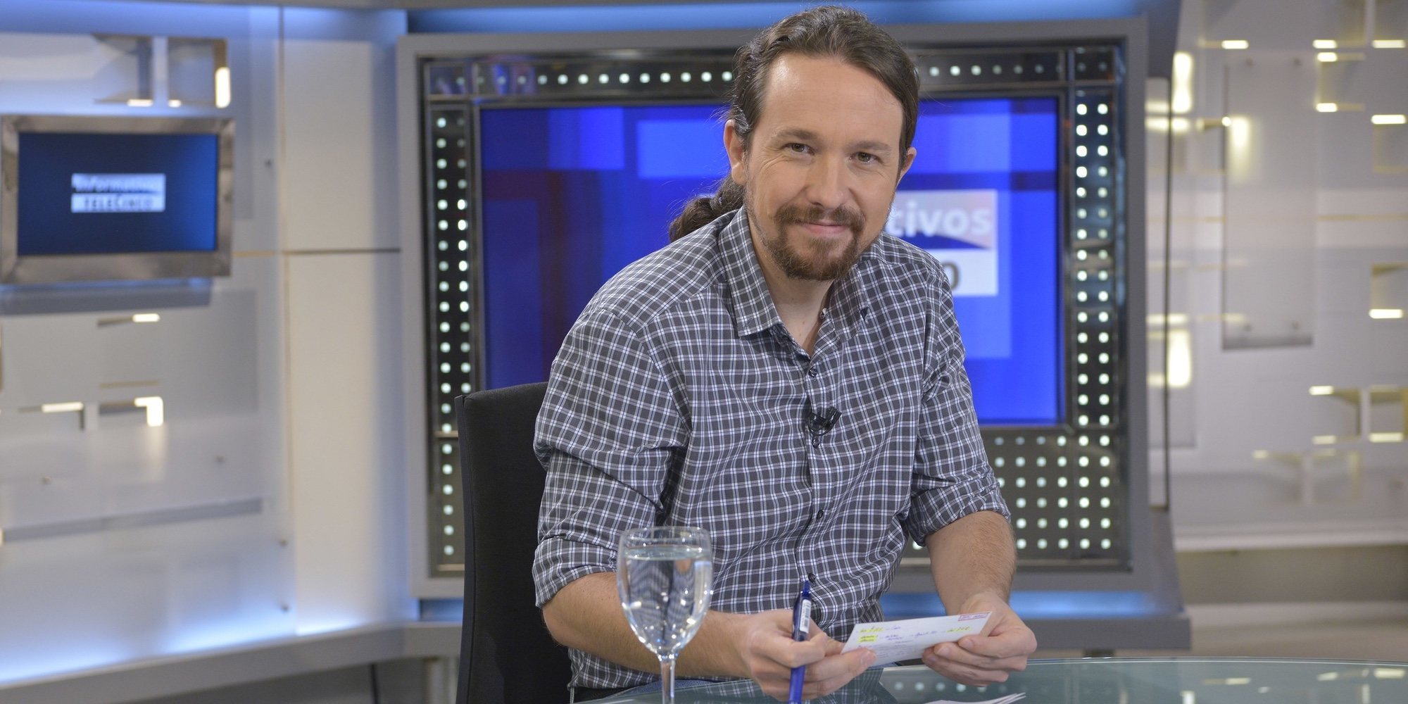 Colocan una bandera de Vox delante de la casa de Pablo Iglesias