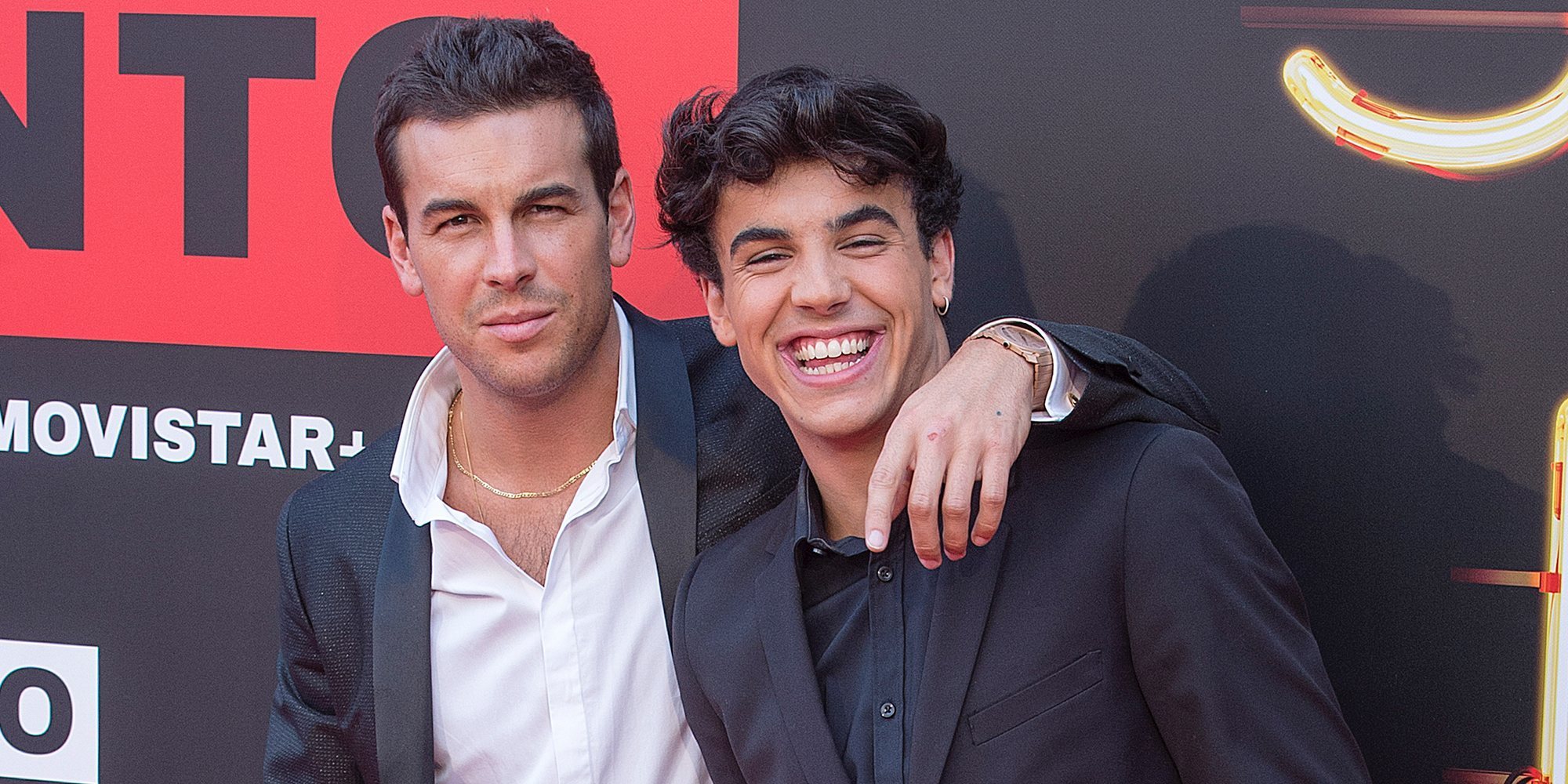 Mario Casas y Óscar Casas, contentos y enamorados, hablan de sus novias en la presentación de 'Instinto'