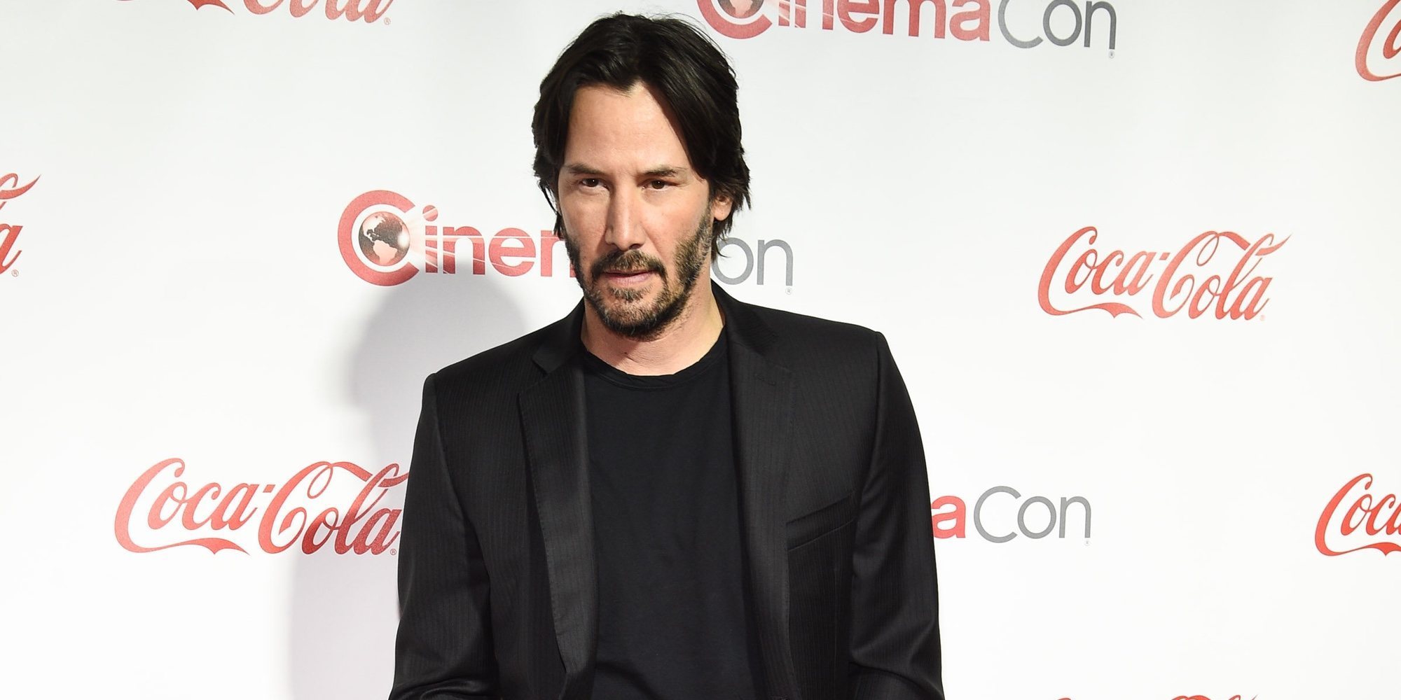 Keanu Reeves inmortaliza sus huellas en el paseo de la fama de Hollywood