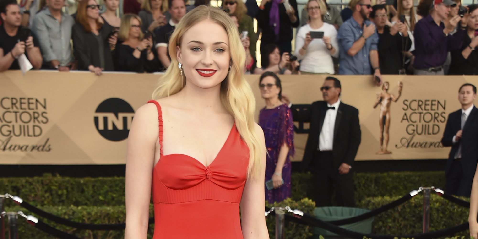 Sophie Turner muestra sin querer su pipa de marihuana en directo: "Oh Dios mío"