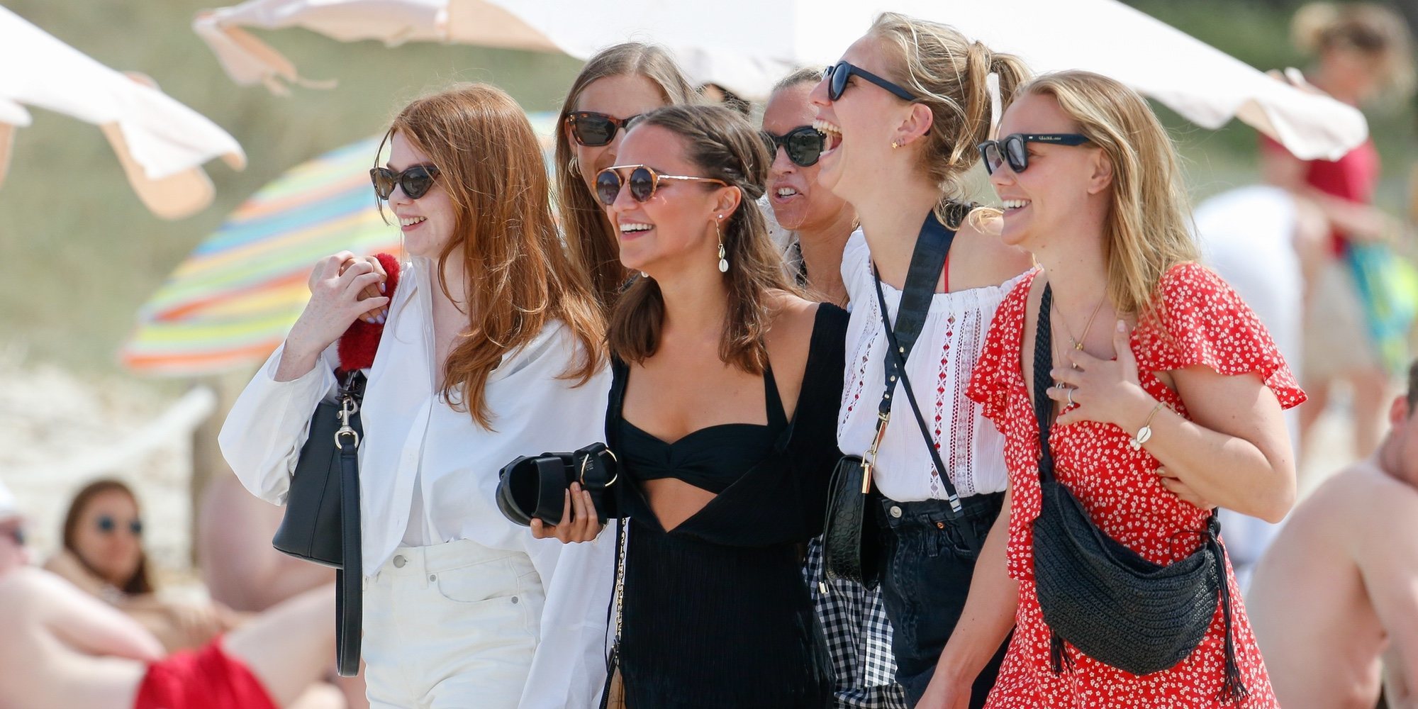 Alicia Vikander estrena el verano en las playas de Ibiza