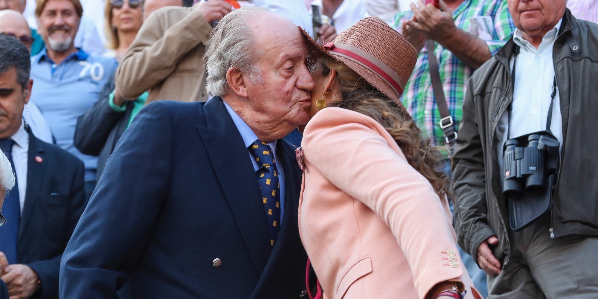 El cariño de la Infanta Elena hacia el Rey Juan Carlos en su reaparición tras su retirada oficial