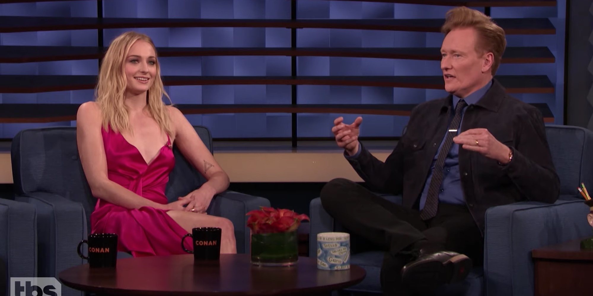 Sophie Turner culpa a Kit Harington por el fallo de la famosa taza de café que salía en 'Juego de Tronos'