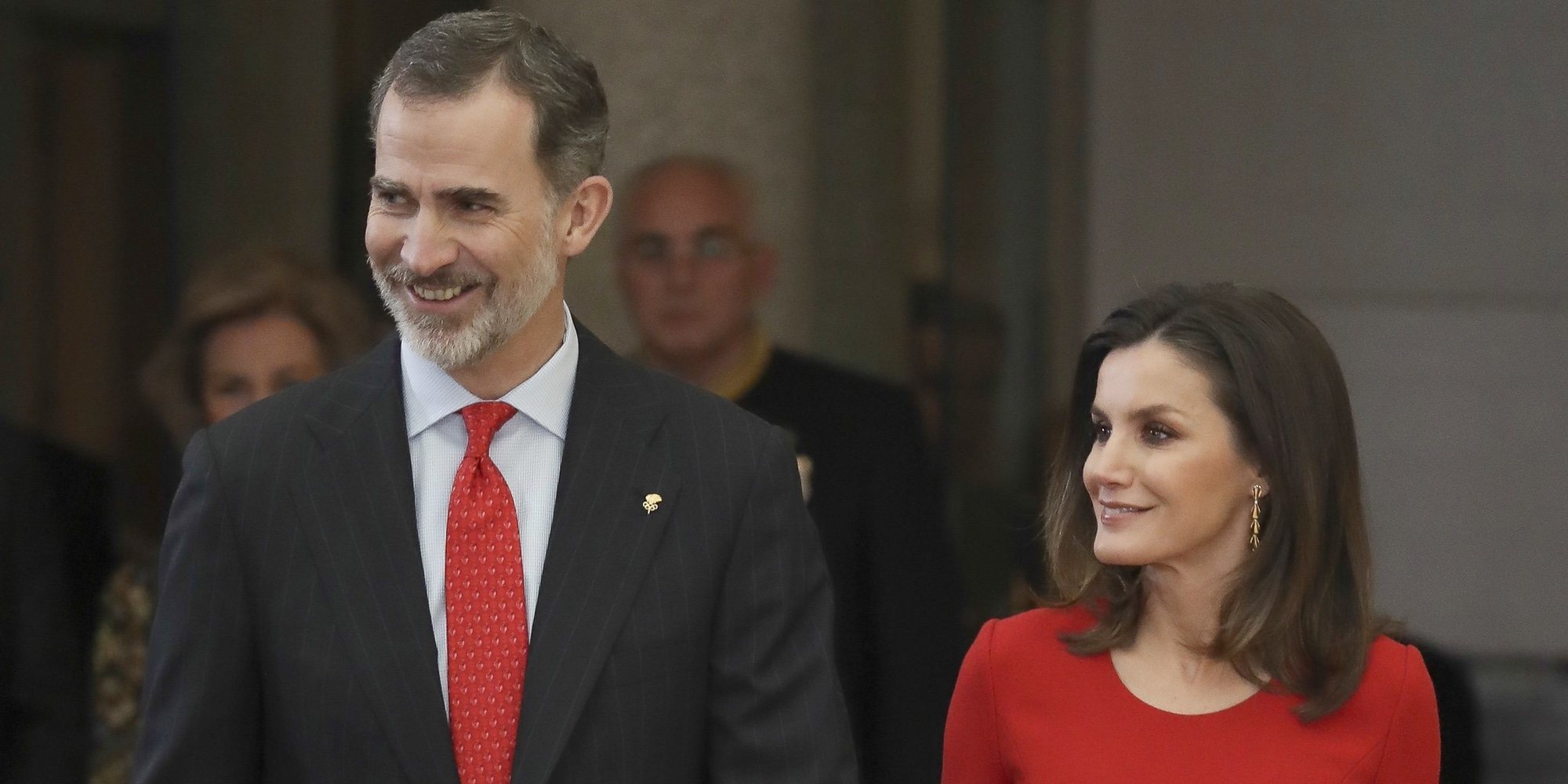 Los Reyes Felipe y Letizia dan un fiestón en la piscina para sus amigos con vino de 60 euros