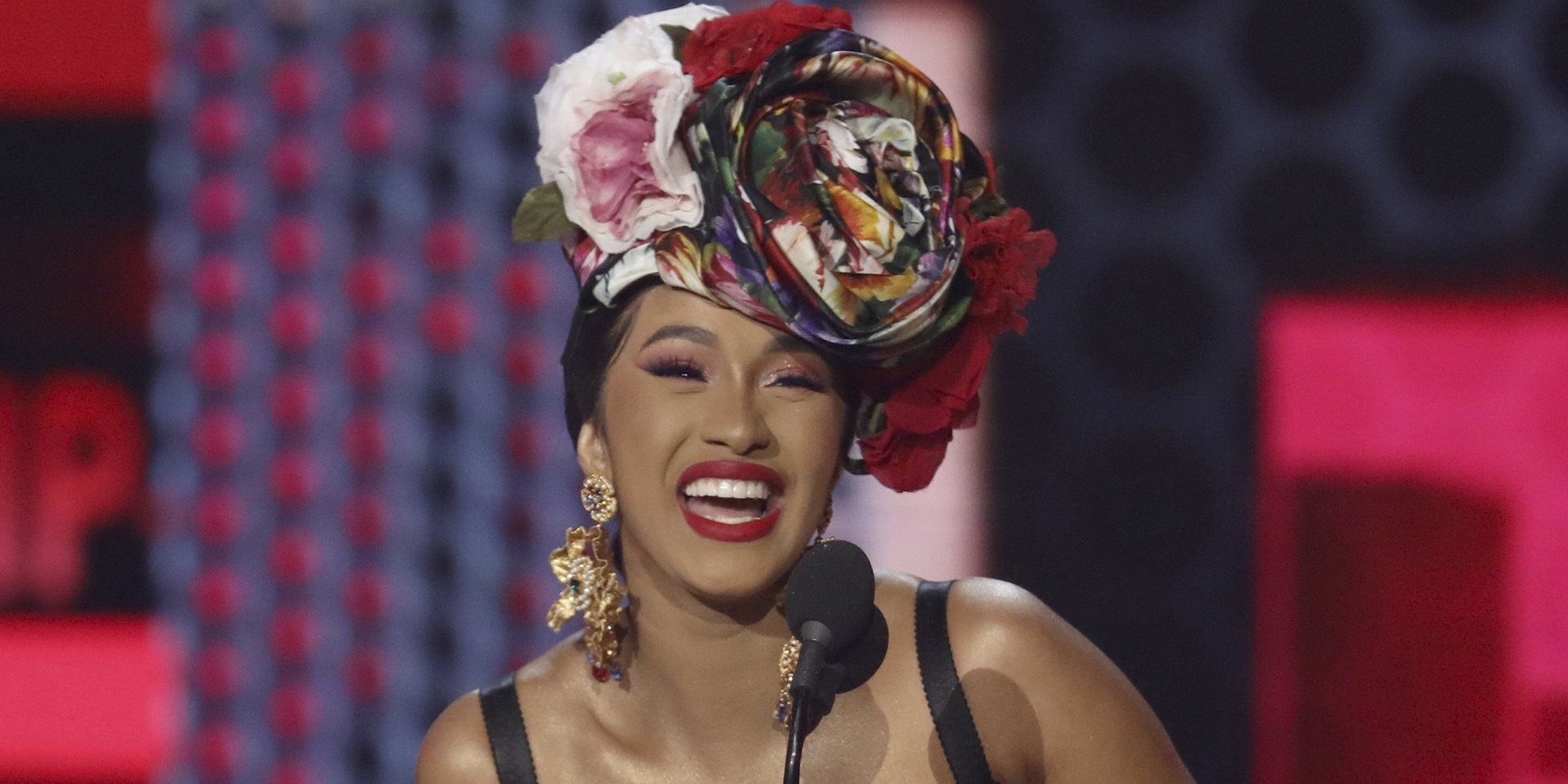 Cardi B se queda en bata en un concierto después de que el mono que llevaba se le rompiese por la mitad