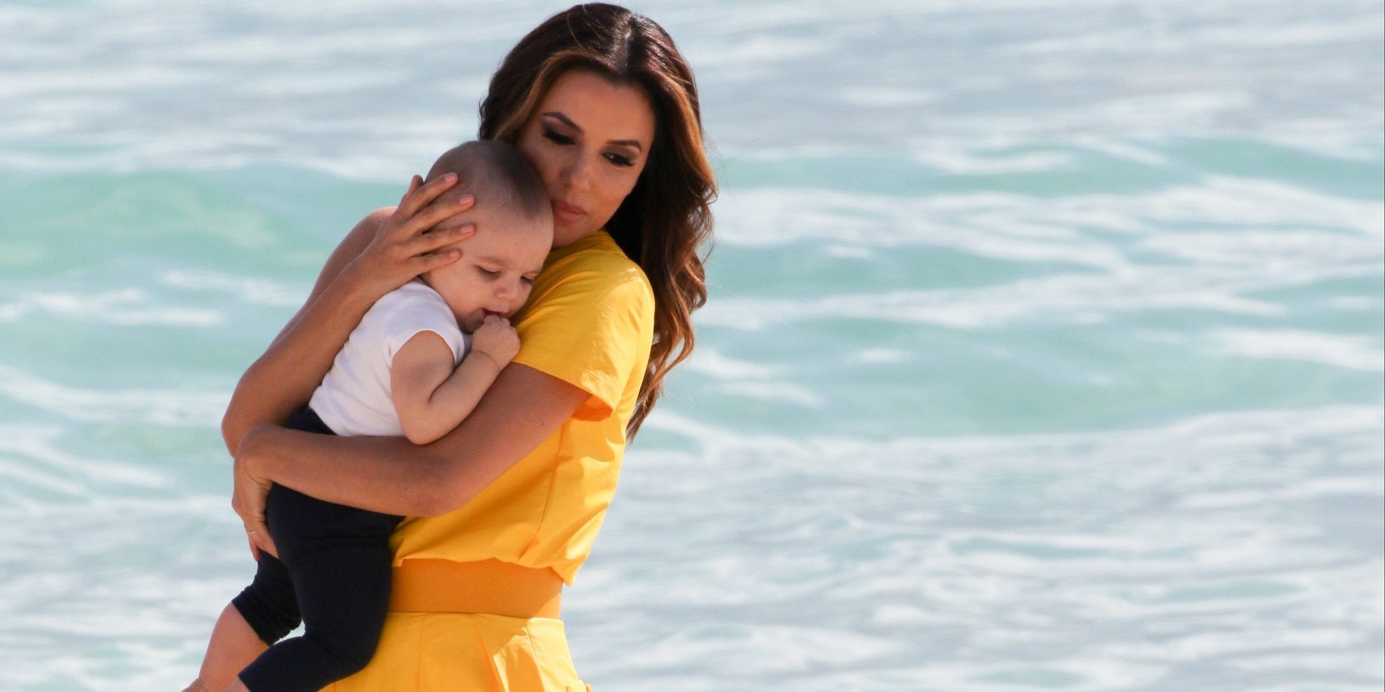 Eva Longoria y Pepe Bastón bautizan a su hijo Santiago aprovechando la celebración de su primer cumpleaños