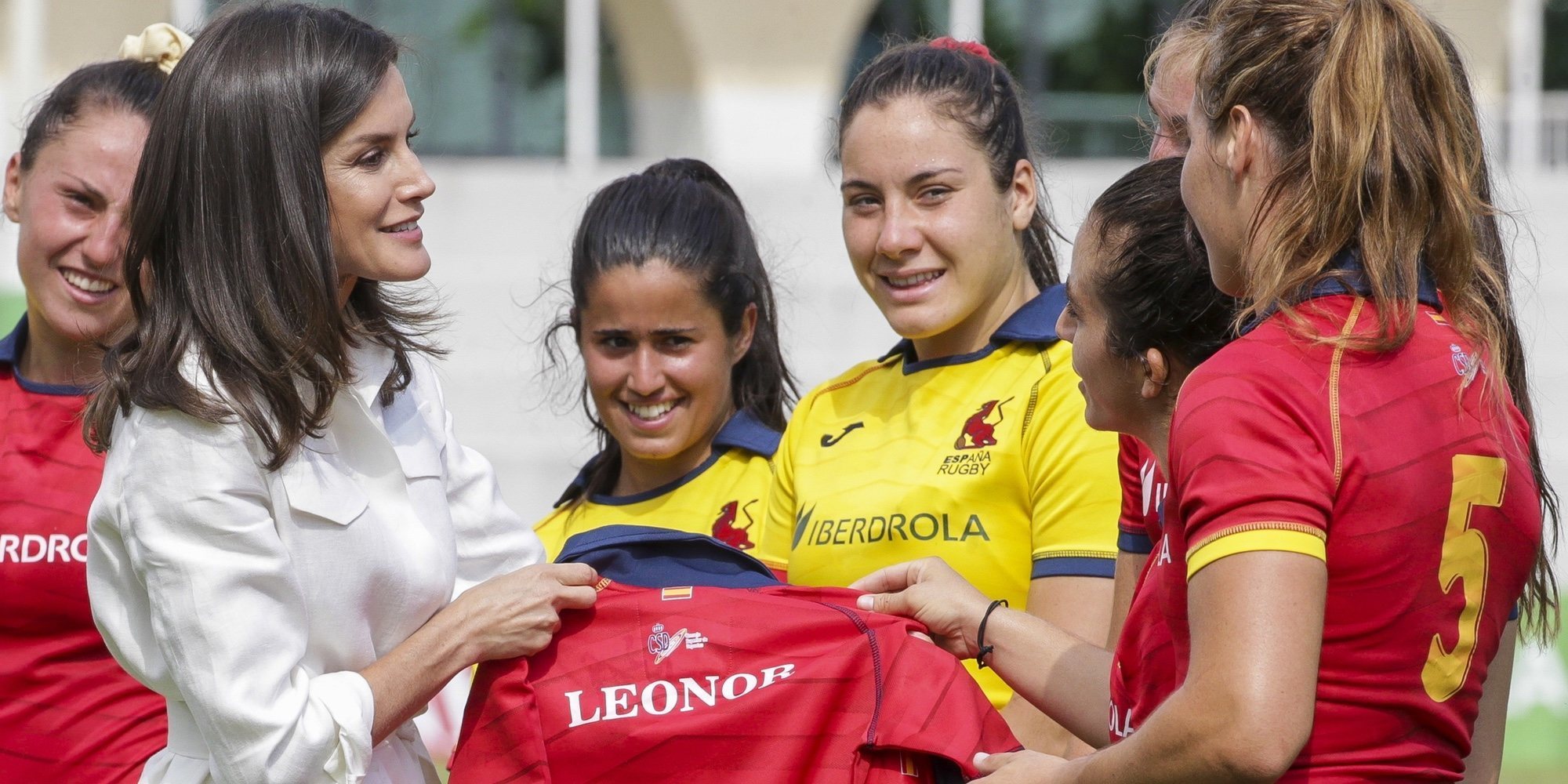 La Reina Letizia apoya el deporte femenino y recibe regalos para la Princesa Leonor y la Infanta Sofía