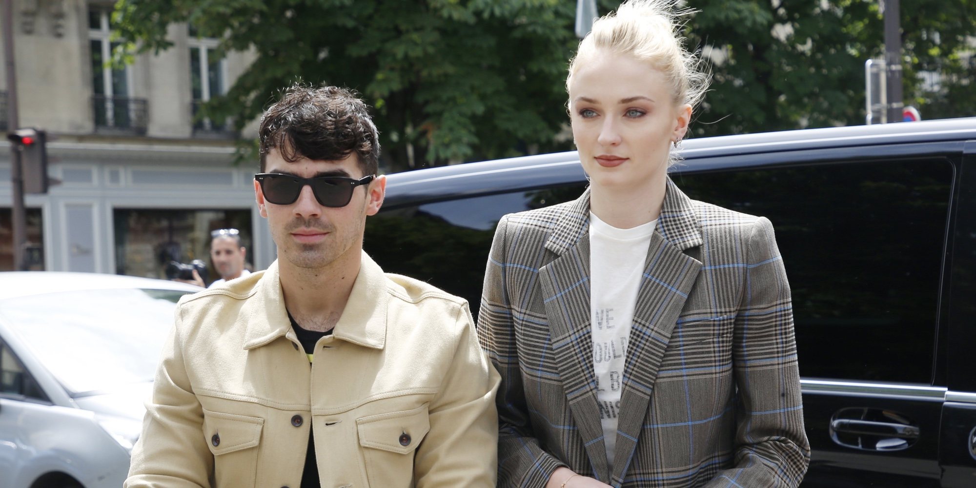 Joe Jonas y Sophie Turner se tatúan el retrato de su perro Waldo tras su muerte