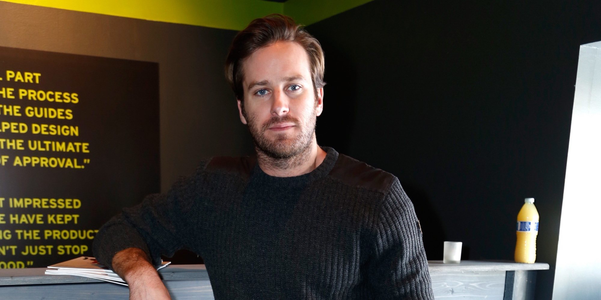 Armie Hammer, criticado por compartir un vídeo de su hijo chupándole el pie