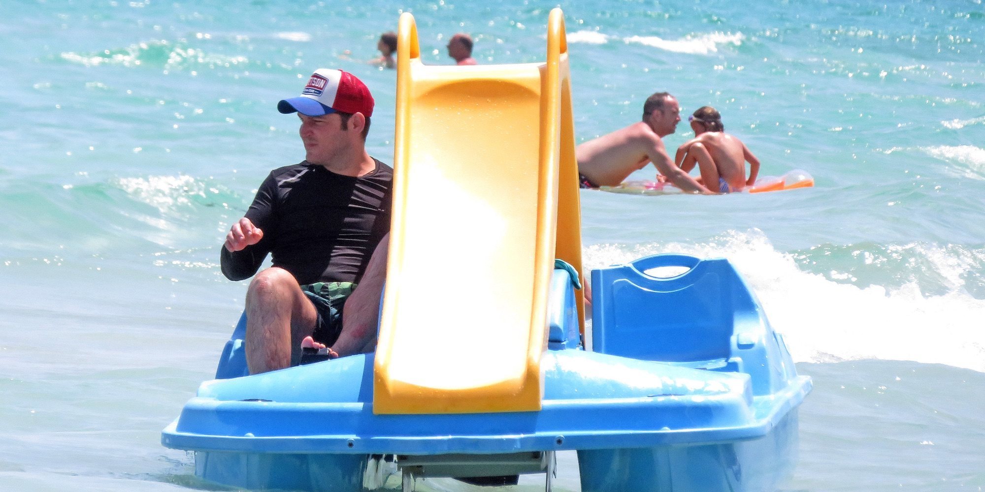 El divertido día de playa de Manu Tenorio en Formentera con su familia