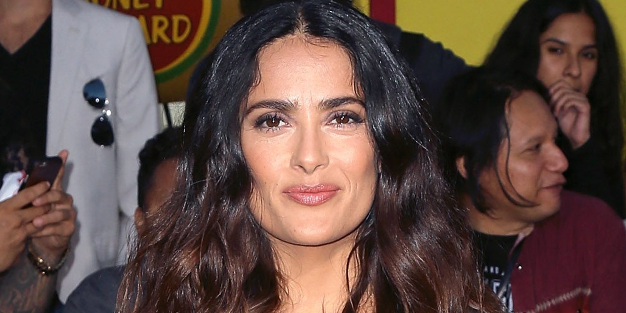 La reacción de Salma Hayek al ser elegida por Meghan Markle para su portada: "Pensé que era una broma"