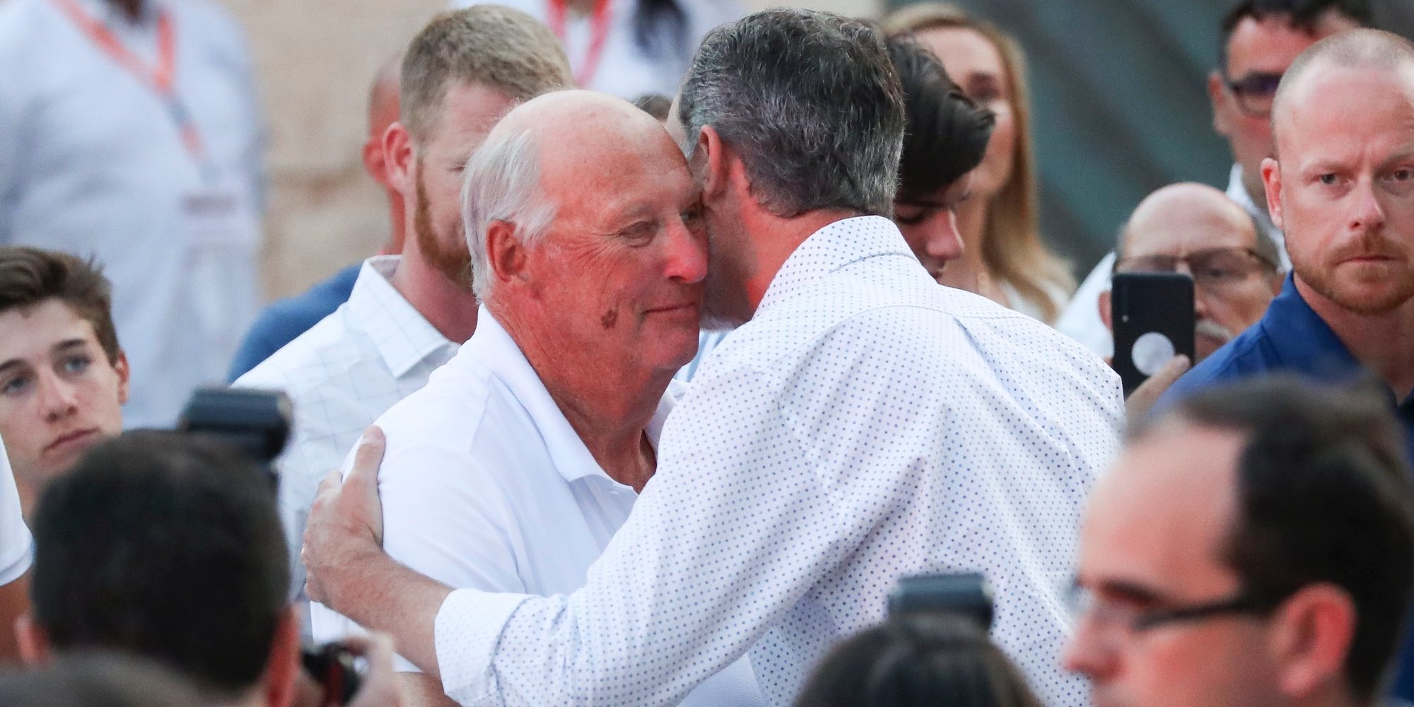 El cariñoso saludo del Rey Felipe a Harald de Noruega en la entrega de trofeos de la Copa del Rey de Vela 2019