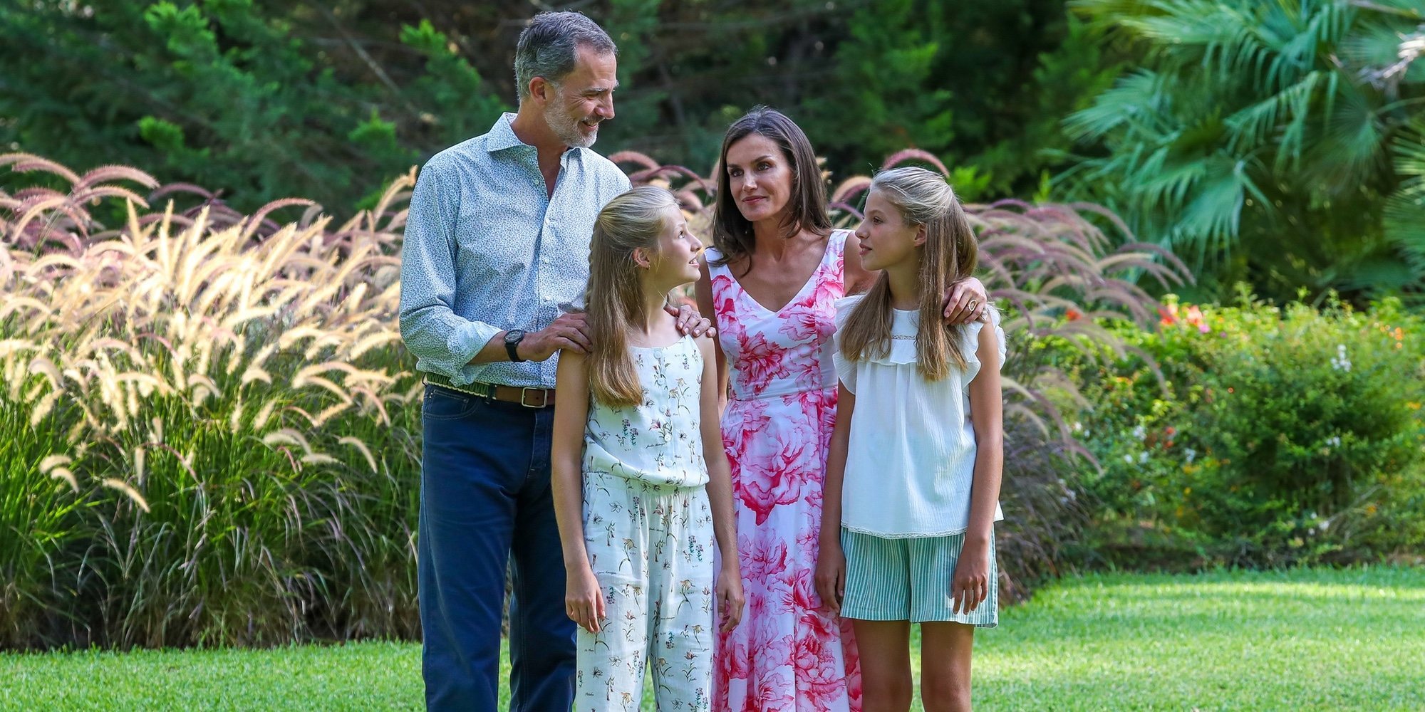 Vacaciones en Mallorca: del posado de los Reyes Felipe y Letizia con Leonor y Sofía en Marivent a la cena con la Reina Sofía