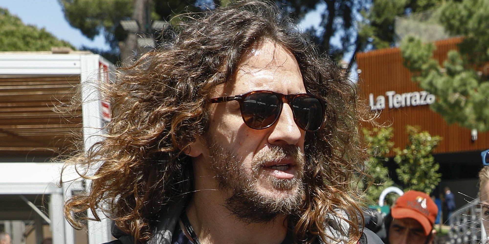 Carles Puyol tiene un aparatoso accidente contra un cristal mientras jugaba al pádel y sufre varios cortes