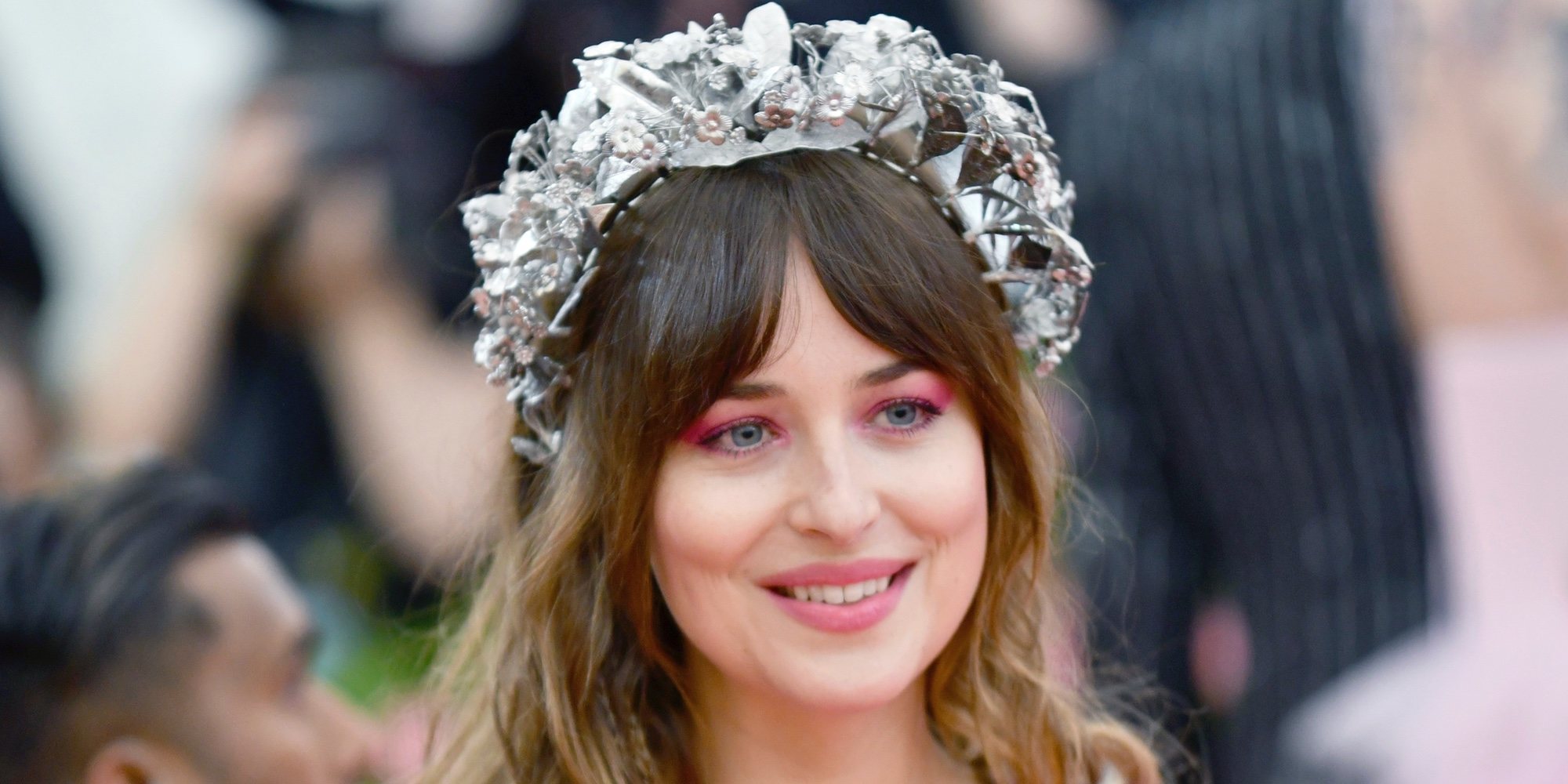 Dakota Johnson explica el motivo por el que se juntó los dientes