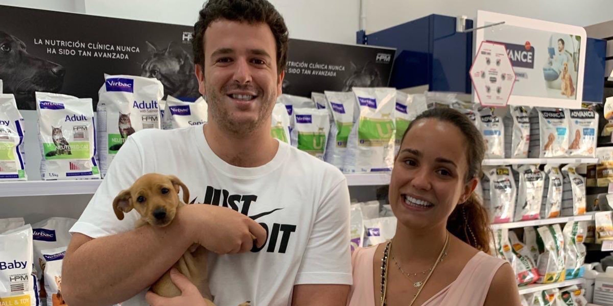 Álex Lequio y su novia Carola dan ejemplo y adoptan un precioso perrito