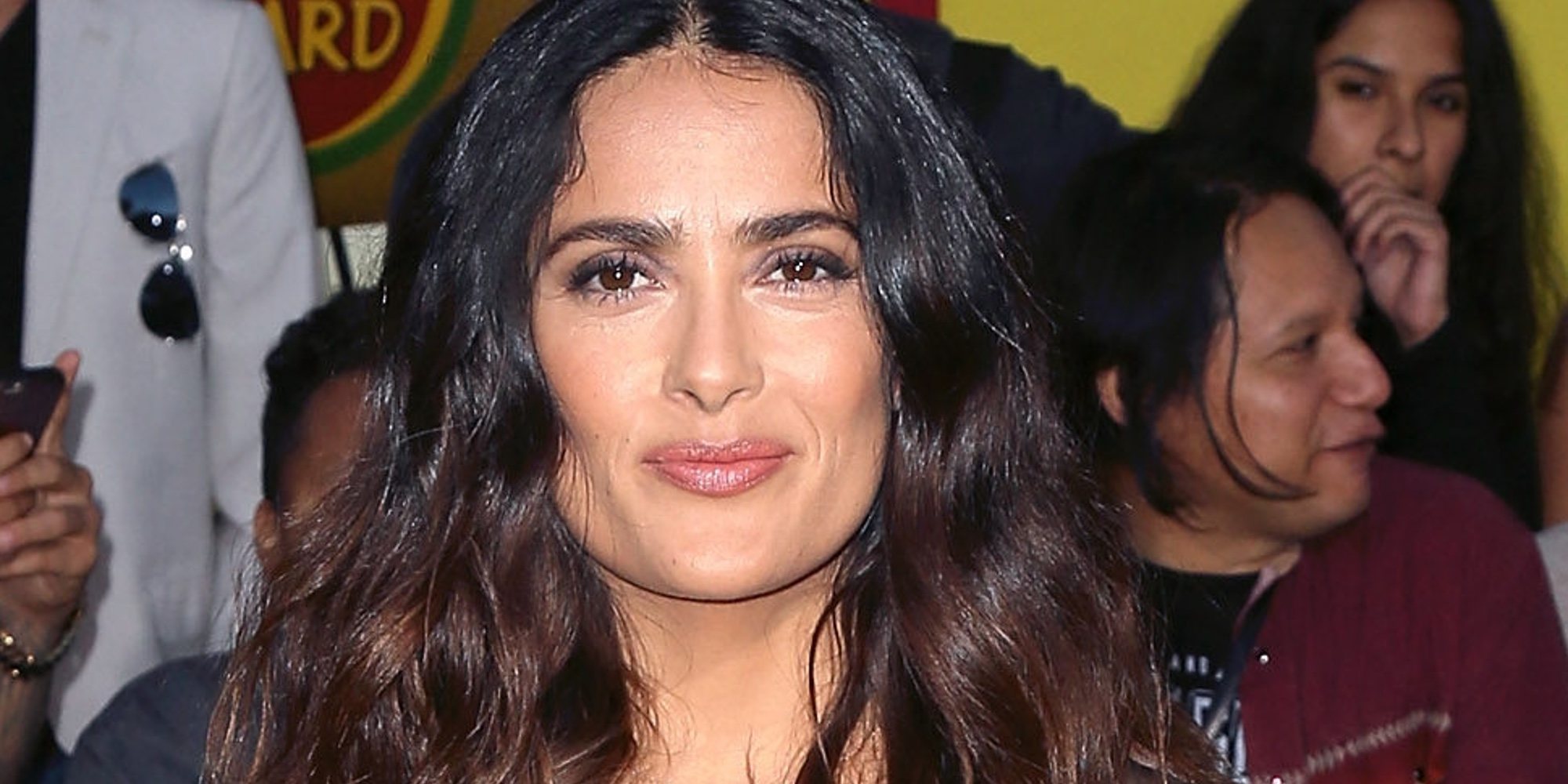 Salma Hayek etiqueta por error a Cole Sprouse como actor de 'Stranger Things' y no de 'Riverdale'