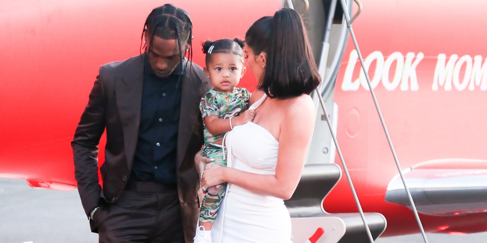 El primer posado de Stormi en una alfombra roja por el estreno del documental de Travis Scott