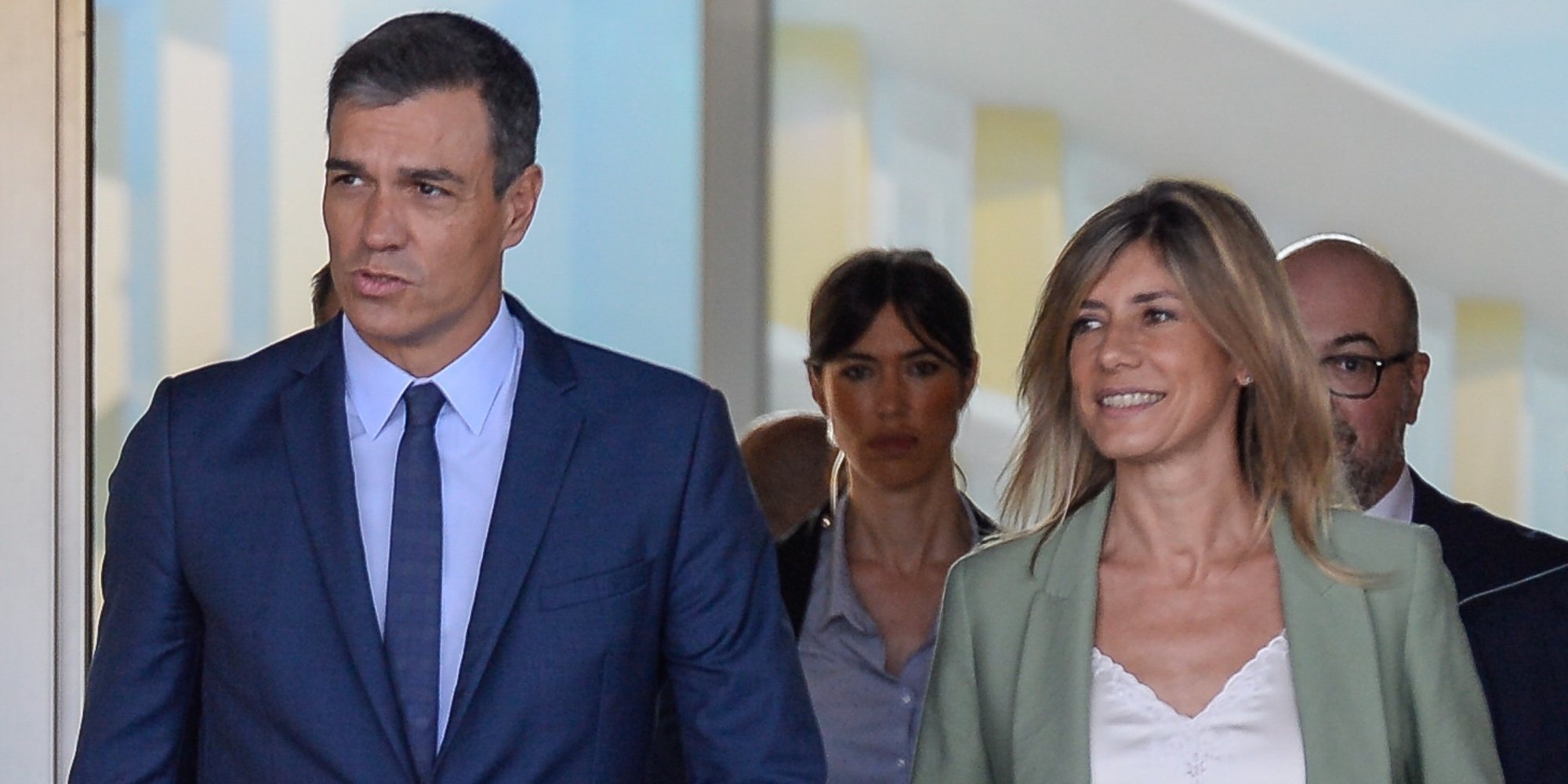 Pedro Sánchez y Begoña Gómez visitan al Rey Juan Carlos en el hospital tras el paso de la Familia Real