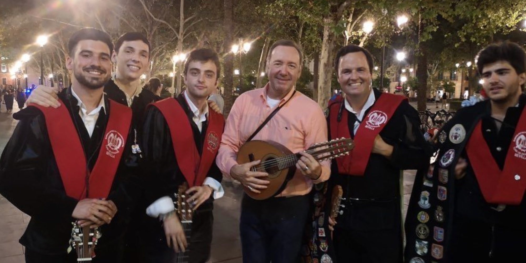 Kevin Spacey se olvida de sus escándalos sexuales cantando 'La Bamba' con la tuna de Sevilla