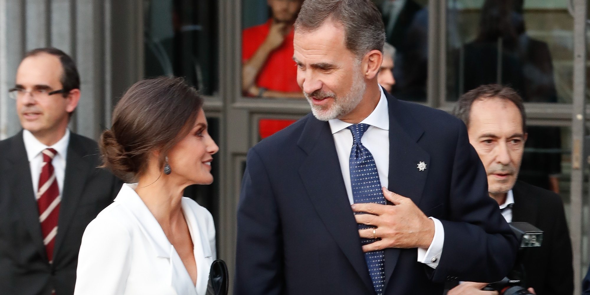 Los Reyes Felipe y Letizia inauguran la temporada del Teatro Real: elegancia, complicidad y un reencuentro incómodo