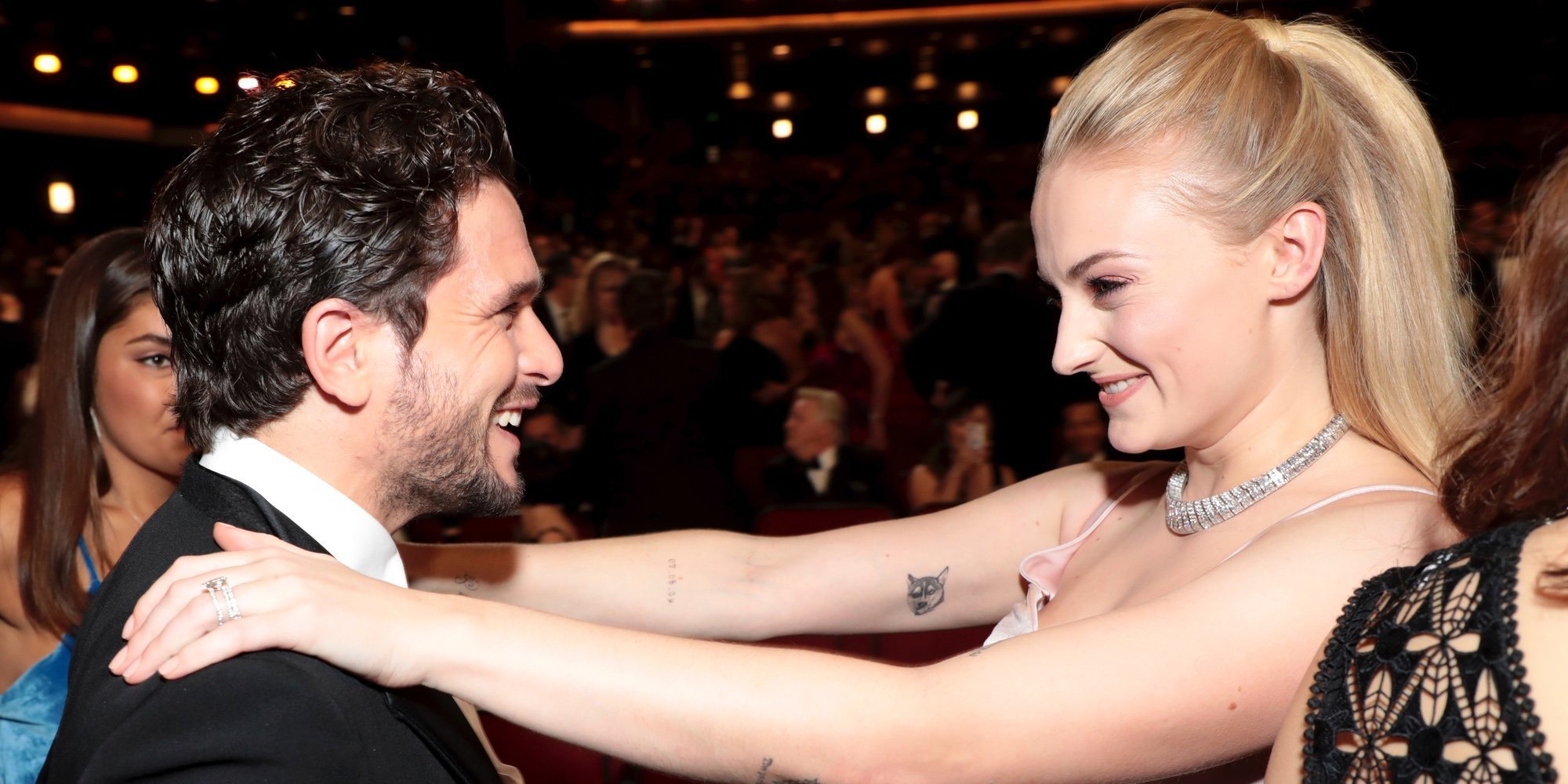 Kit Harington y Sophie Turner protagonizan el reencuentro más emotivo en los Emmy 2019 con guiño a 'Juego de Tronos'