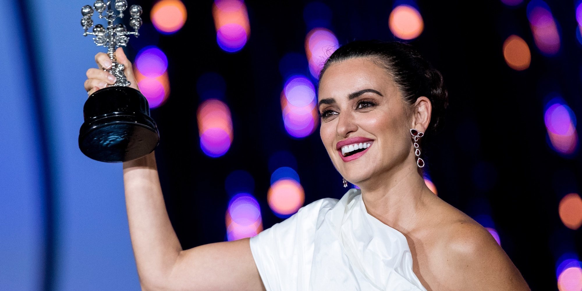 Penélope Cruz recibe con gran emoción el Premio Donostia de la mano de Bono en el FCSS 2019