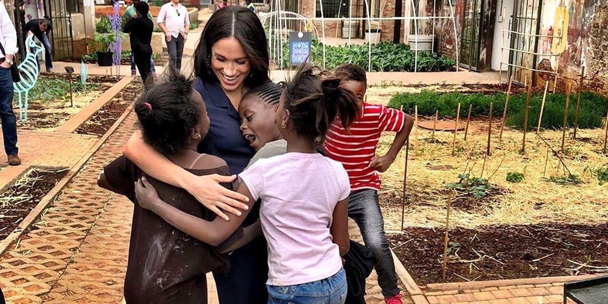 La ternura de Meghan Markle con los niños y niñas de Johannesburgo en un acto sorpresa