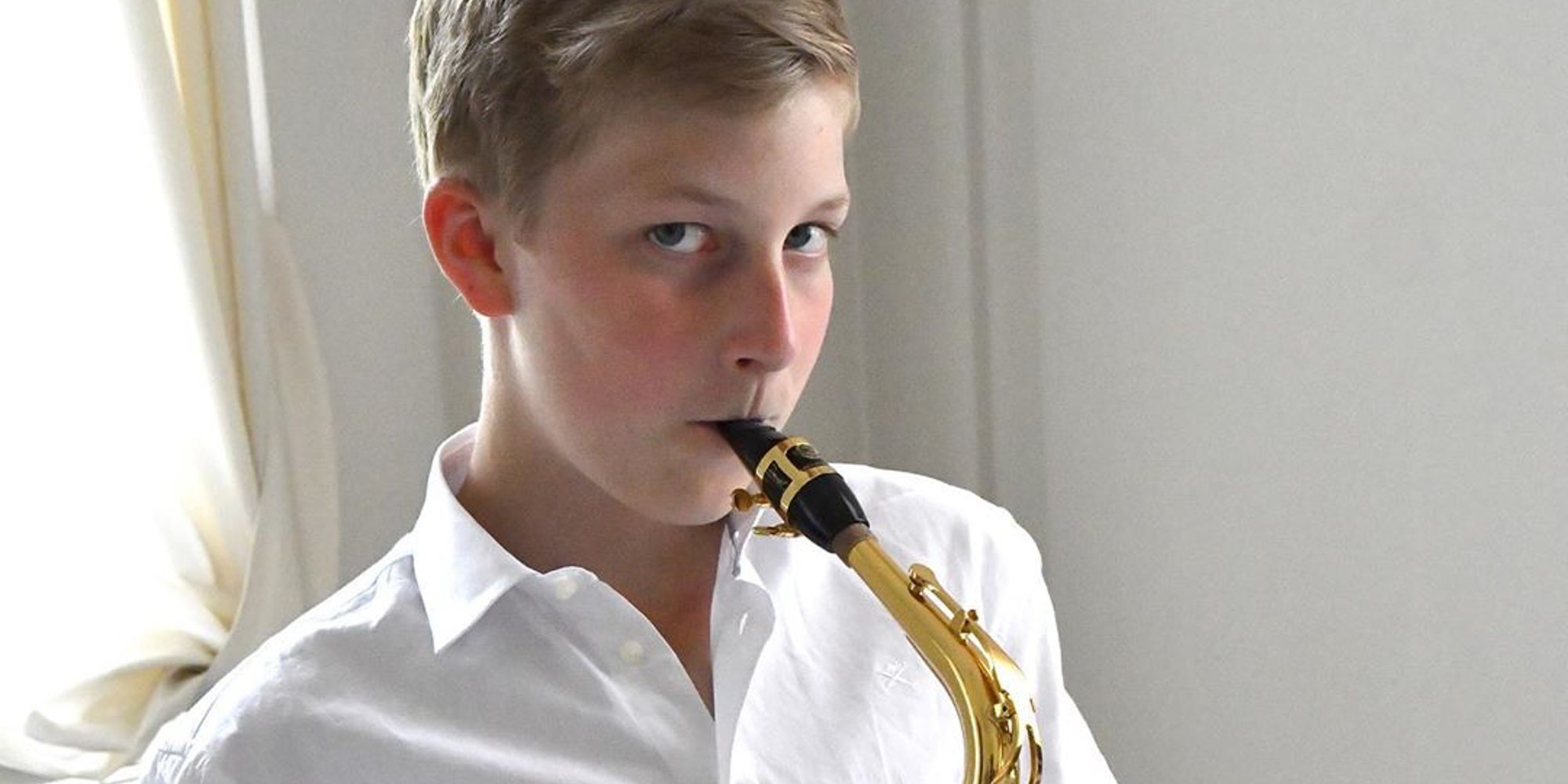 El Príncipe Manuel de Bélgica celebra su 14 cumpleaños tocando el saxofón