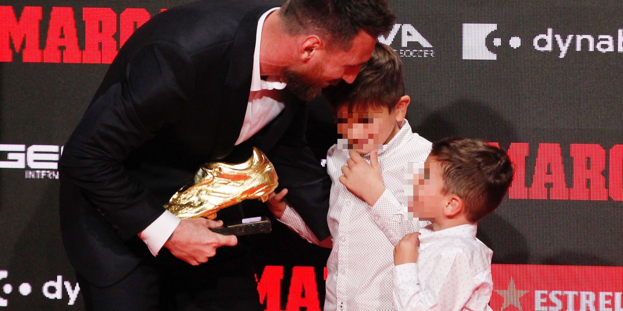 Thiago y Mateo, los hijos de Leo Messi, le roban el protagonismo en la entrega de su sexta Bota de Oro