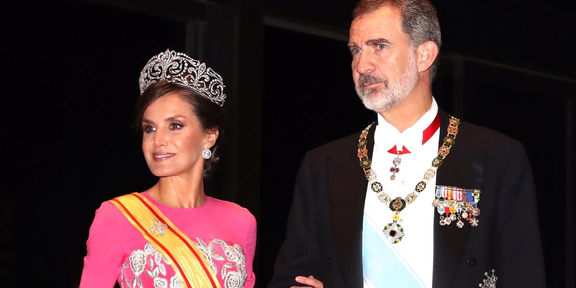 La Reina Letizia, radiante con la tiara Flor de Lis y un vestido complicado en la cena en honor a Naruhito de Japón