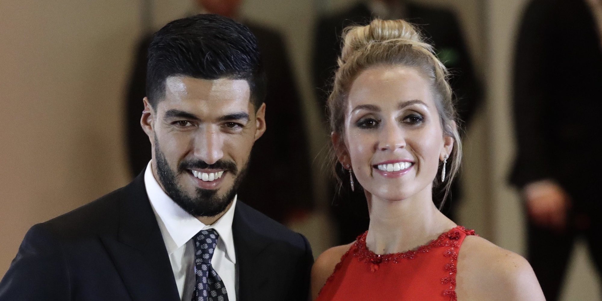 Luis Suárez y Sofía Balbi costearán la operación de 24.000 euros de una niña con mielomeningocele