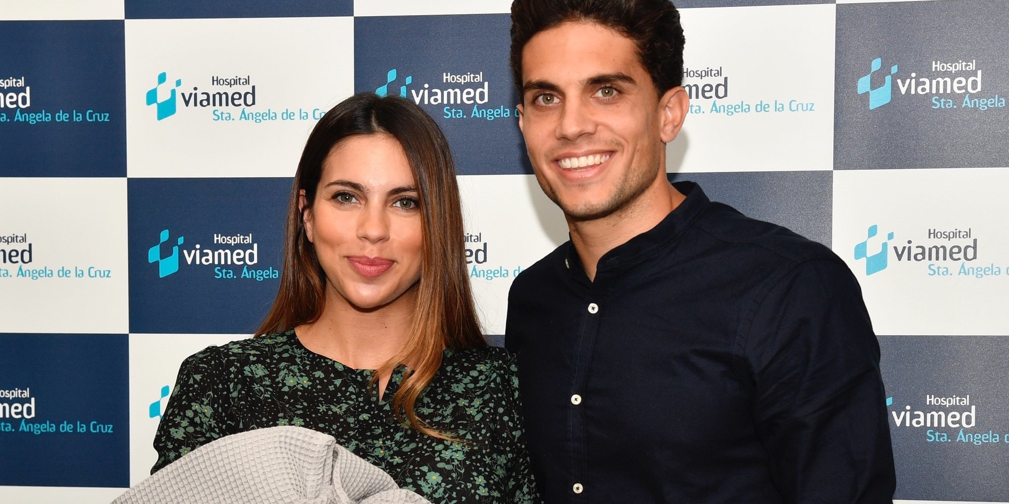 Melissa Jiménez y Marc Bartra se van a casa del hospital con su tercer hijo Max