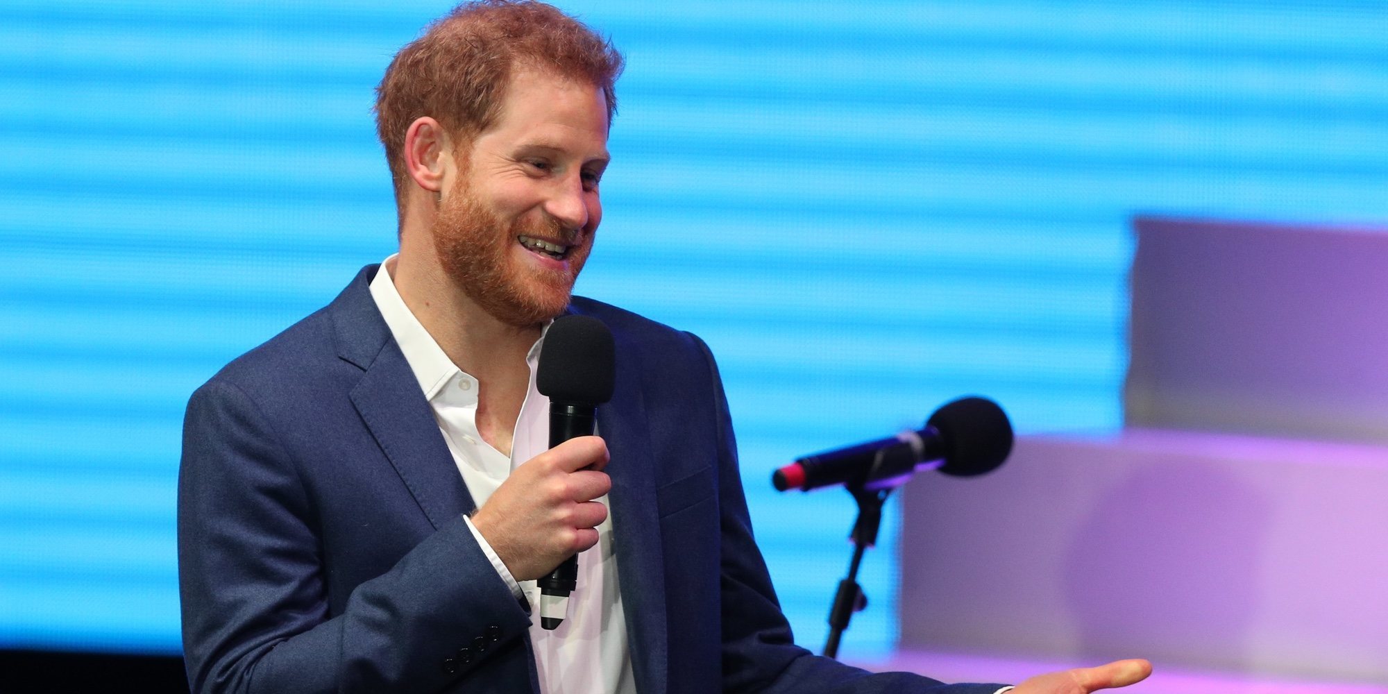 La divertida reacción del Príncipe Harry cuando le tocan el culo en un acto oficial