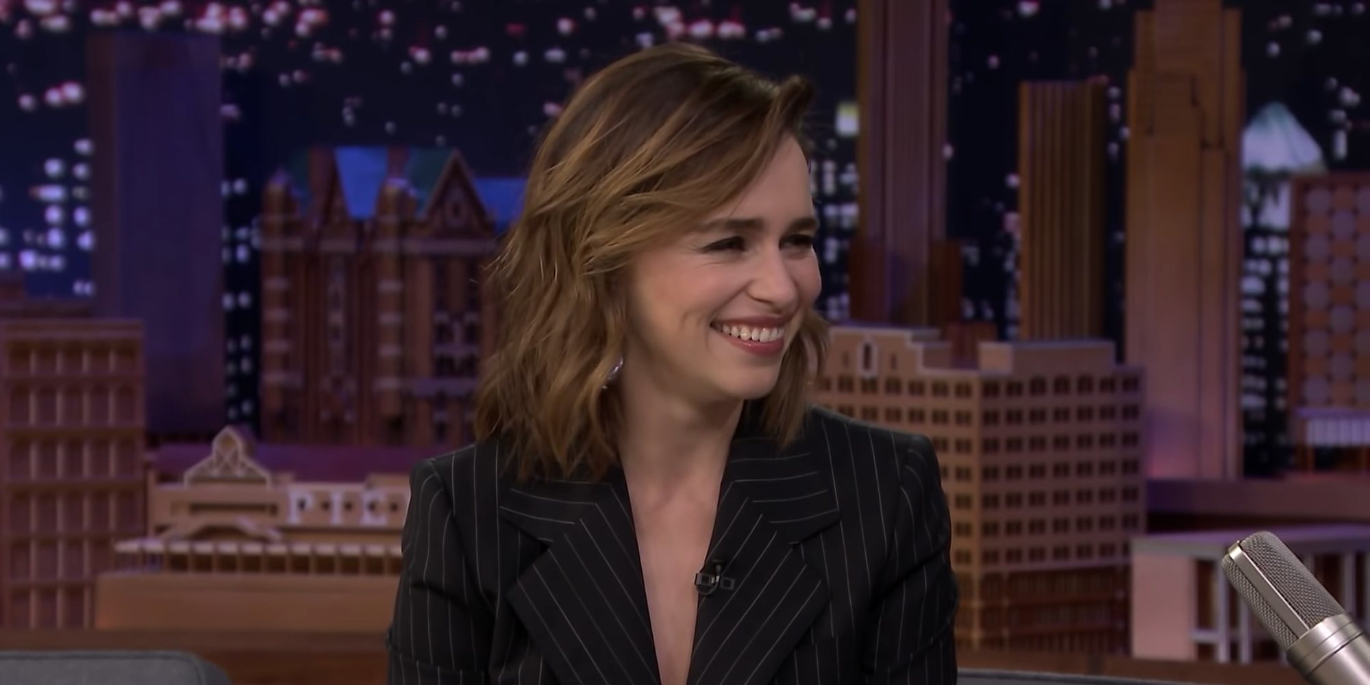 Emilia Clarke confiesa a quién le pertenecía la taza de café que se filtró en un capítulo de 'Juego de tronos'