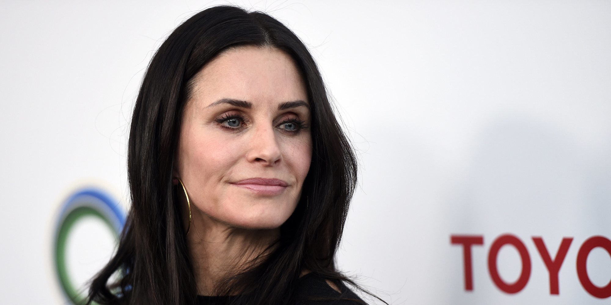 Courteney Cox se corta el flequillo en directo para parecerse a su personaje en 'Scream 3'