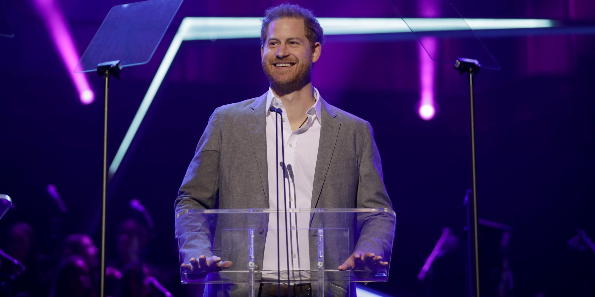 El Príncipe Harry aparece en los Premios OnSide antes de irse de vacaciones a Estados Unidos