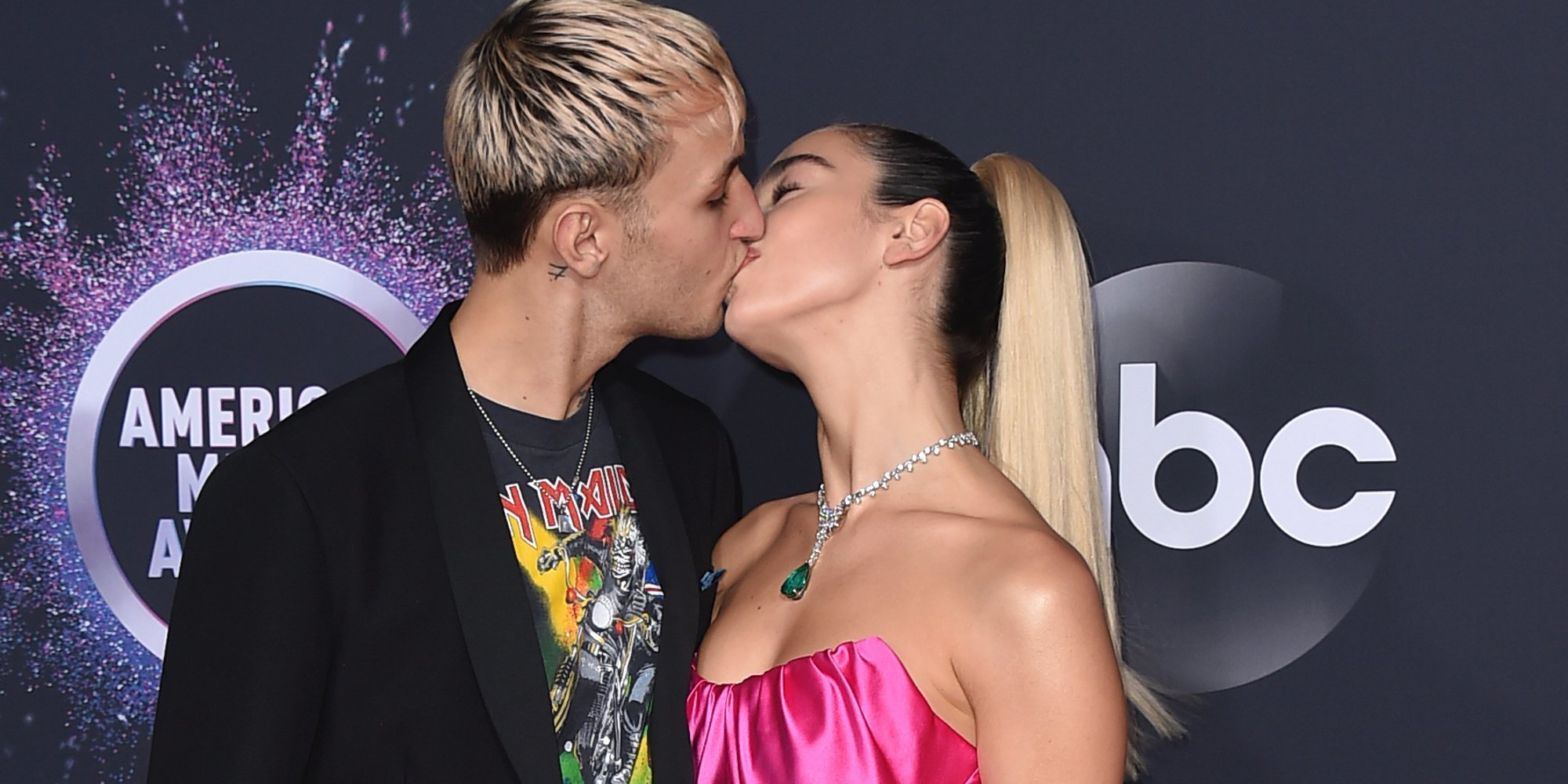 Dua Lipa y Anwar Hadid derrochan pasión en su debut sobre la alfombra durante los premios AMAs 2019