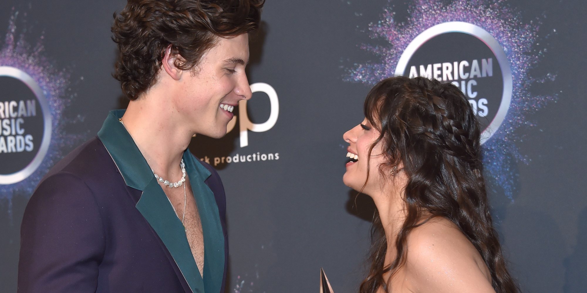 Camilla Cabello y Shawn Mendes, pura pasión tanto en la actuación como en la alfombra roja de los AMAs 2019