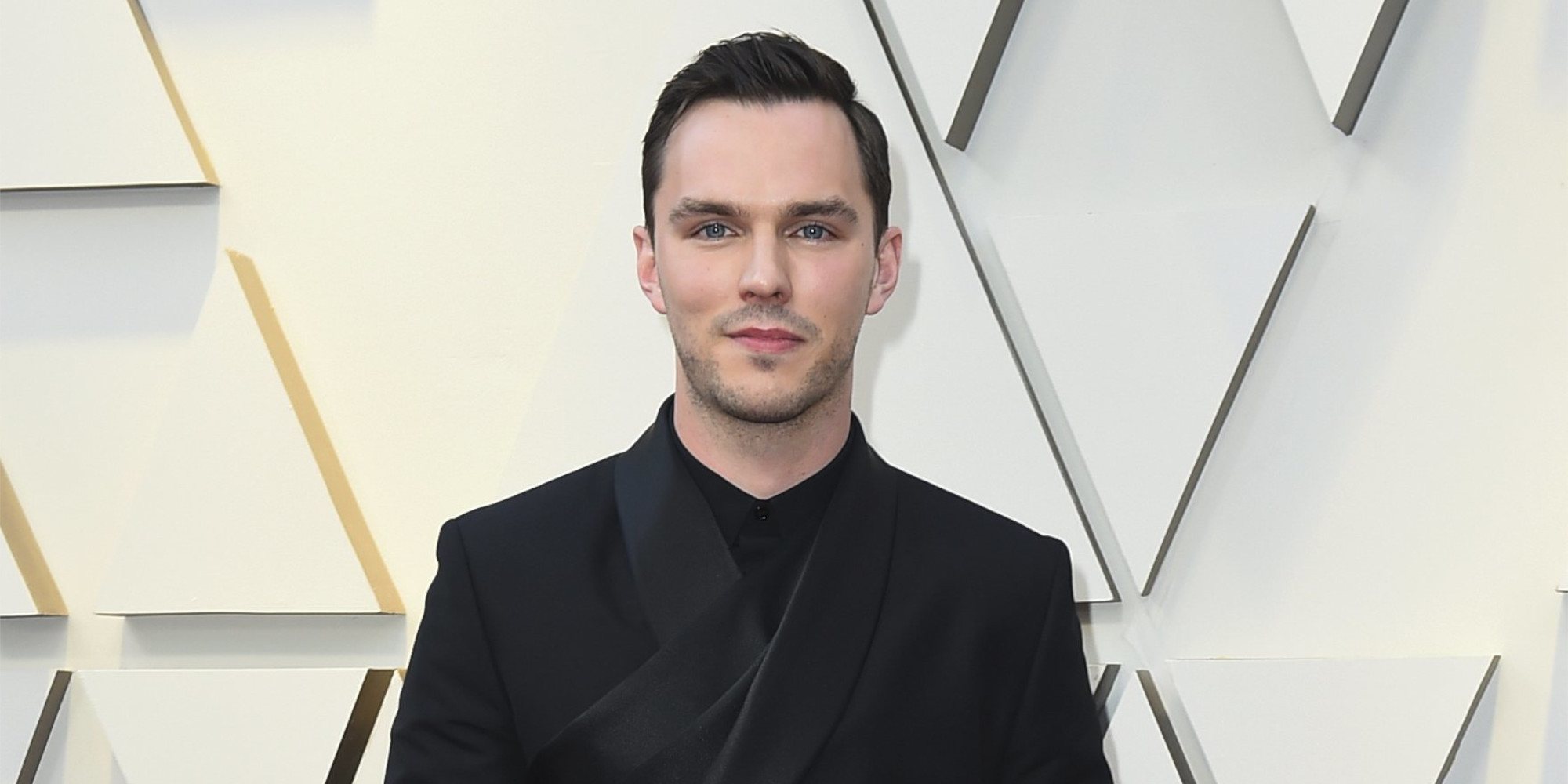 30 curiosidades para conocer a Nicholas Hoult: Apasionado de la Fórmula 1, filántropo y sobrino nieto de una gran artista