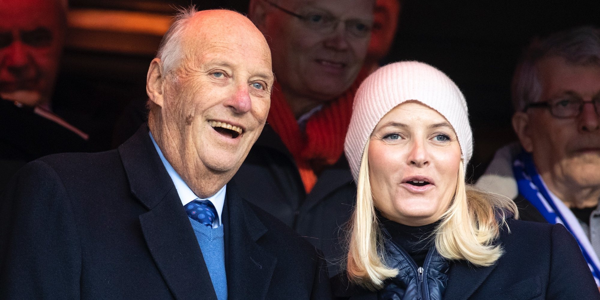 Harald de Noruega y Mette-Marit muestra su buena relación y su pasión compartida por el fútbol