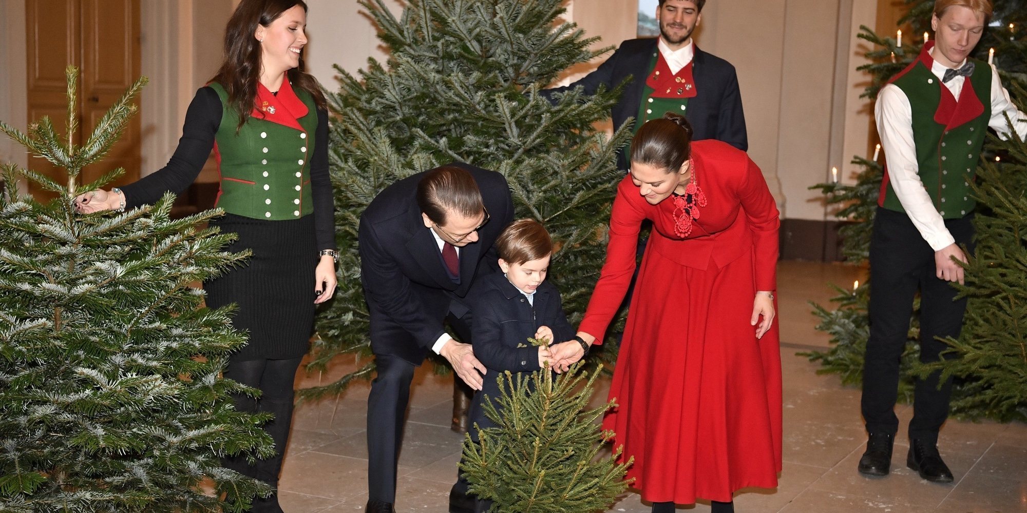 Oscar de Suecia, todo espontaneidad en la tradicional recogida del árbol de Navidad para la Familia Real Sueca