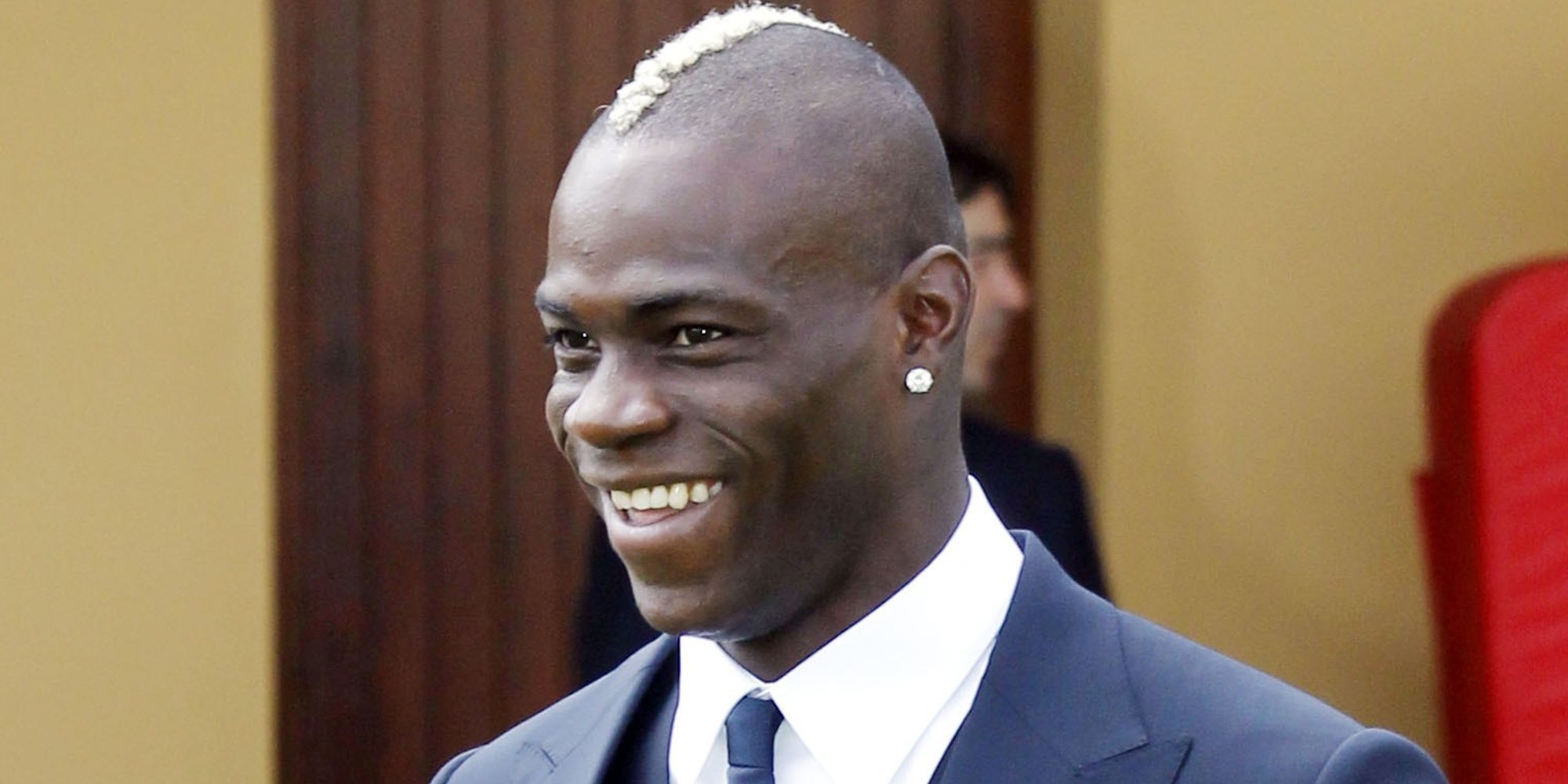 Mario Balotelli empieza 2020 estrellándose con su coche en la casa de su vecino